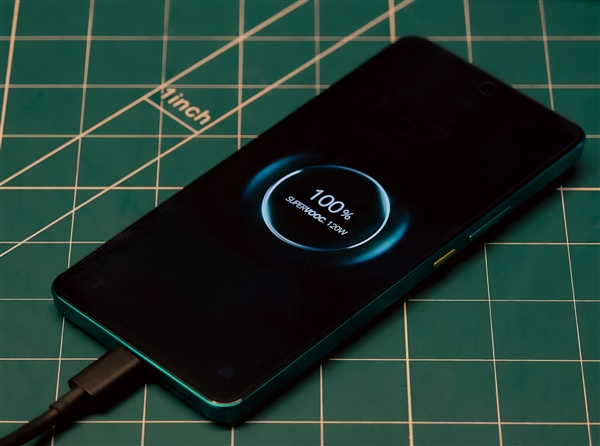 真我GT7阿斯顿马丁限定版官宣：明天见