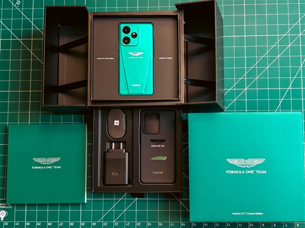 真我GT7阿斯顿马丁限定版官宣：明天见