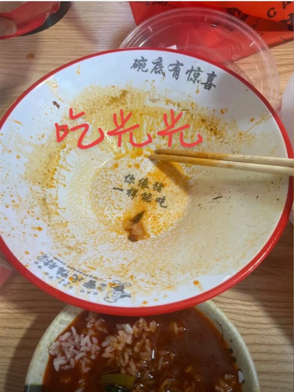 曹氏鸭脖一门店碗底印“你像猪一样能吃” 网友热议