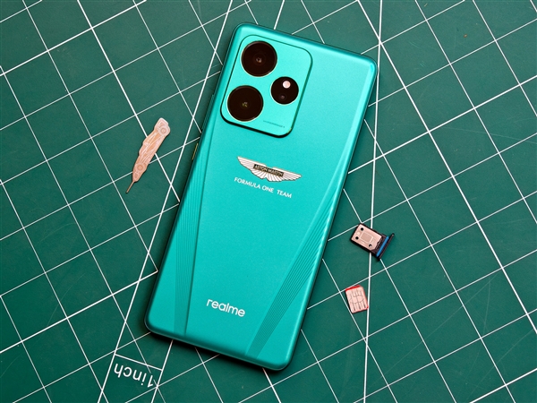 真我GT7阿斯顿马丁限定版官宣：明天见