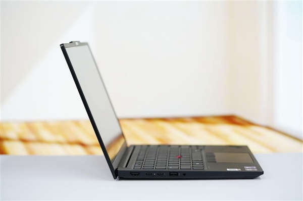 经典小红帽设计！联想ThinkPad E14 2025图赏