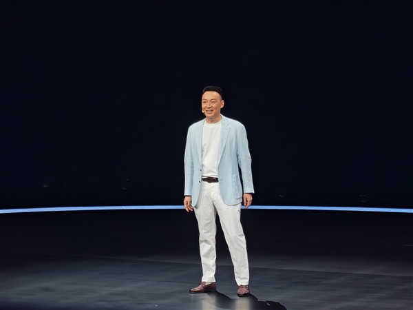 荣耀CEO李健国内首秀：被网友称为“鼓掌狂魔”