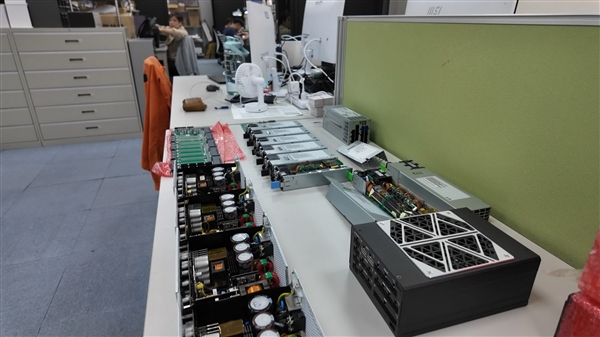 唯一钛金标准！鑫谷3200W电源首秀：多达8个12V-2x6 16针接口