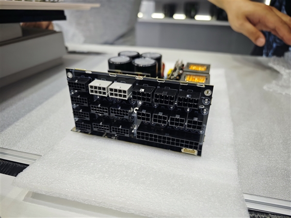唯一钛金标准！鑫谷3200W电源首秀：多达8个12V-2x6 16针接口