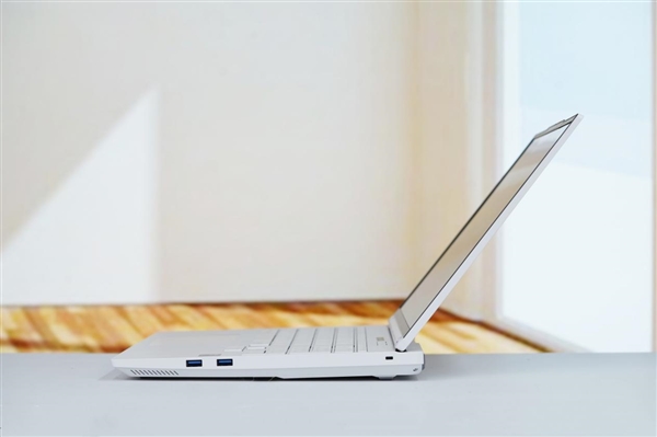 酷睿Ultra 9+RTX 5090双绝！机械革命耀世16 Ultra图赏