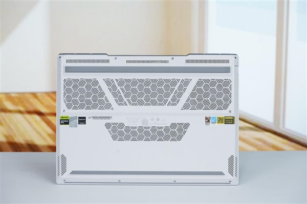 酷睿Ultra 9+RTX 5090双绝！机械革命耀世16 Ultra图赏