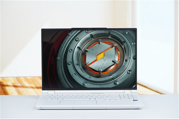 酷睿Ultra 9+RTX 5090双绝！机械革命耀世16 Ultra图赏