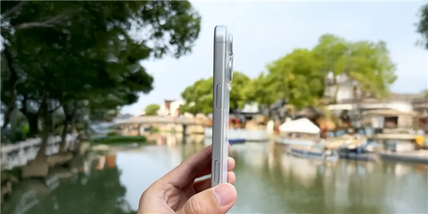 苹果iPhone 17 Pro Max机模上手：厚度增加 电池加大