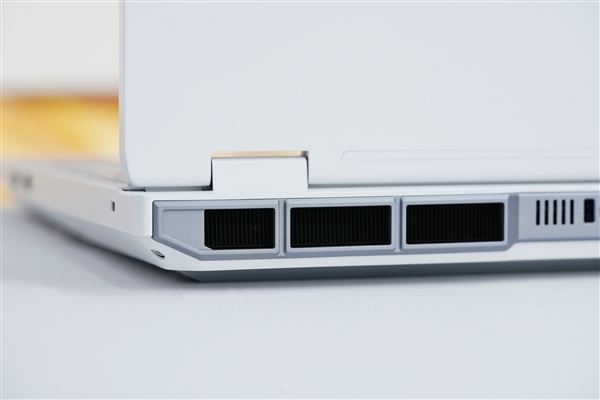 酷睿Ultra 9+RTX 5090双绝！机械革命耀世16 Ultra图赏