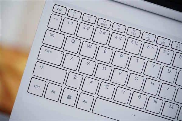 酷睿Ultra 9+RTX 5090双绝！机械革命耀世16 Ultra图赏