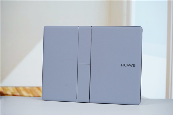 华为首款鸿蒙折叠屏电脑！MateBook Fold非凡大师图赏