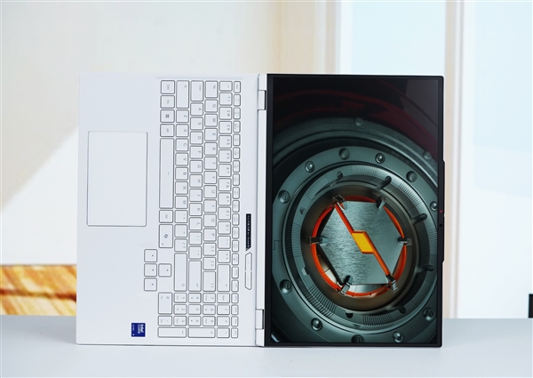 酷睿Ultra 9+RTX 5090双绝！机械革命耀世16 Ultra图赏