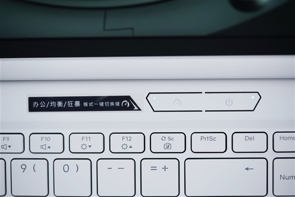 酷睿Ultra 9+RTX 5090双绝！机械革命耀世16 Ultra图赏