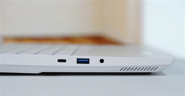 酷睿Ultra 9+RTX 5090双绝！机械革命耀世16 Ultra图赏