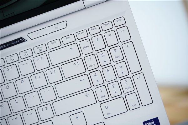 酷睿Ultra 9+RTX 5090双绝！机械革命耀世16 Ultra图赏