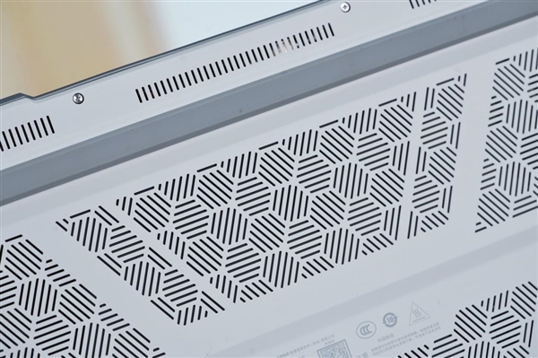 酷睿Ultra 9+RTX 5090双绝！机械革命耀世16 Ultra图赏