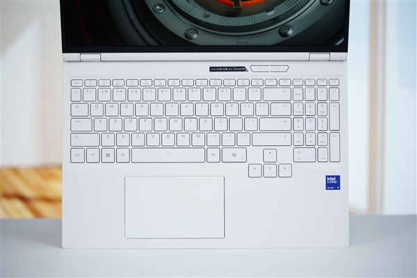 酷睿Ultra 9+RTX 5090双绝！机械革命耀世16 Ultra图赏