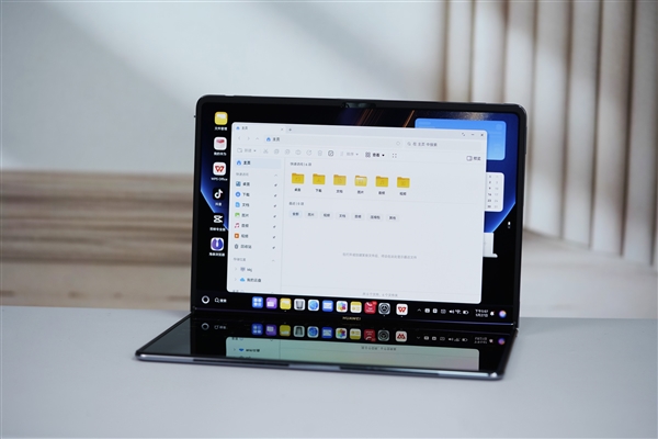 华为首款鸿蒙折叠屏电脑！MateBook Fold非凡大师图赏