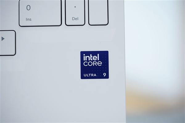 酷睿Ultra 9+RTX 5090双绝！机械革命耀世16 Ultra图赏