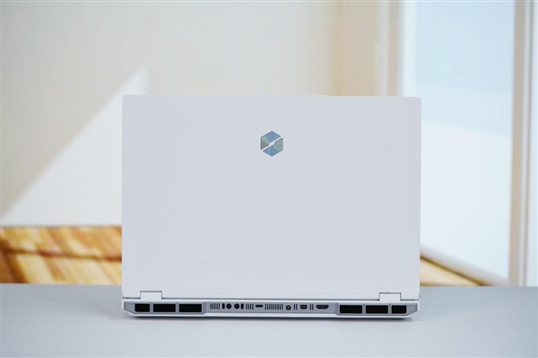 酷睿Ultra 9+RTX 5090双绝！机械革命耀世16 Ultra图赏