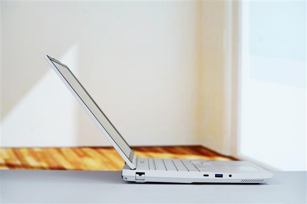 酷睿Ultra 9+RTX 5090双绝！机械革命耀世16 Ultra图赏