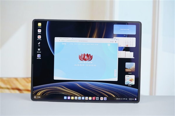 华为首款鸿蒙折叠屏电脑！MateBook Fold非凡大师图赏