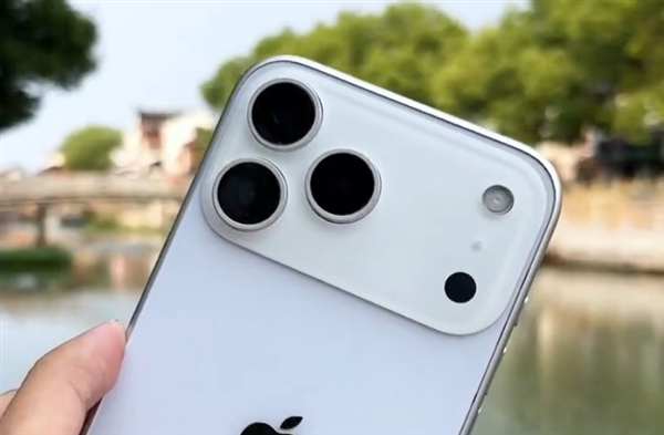 苹果iPhone 17 Pro Max机模上手：厚度增加 电池加大