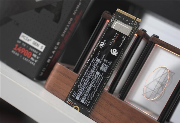 【众测】最强桌面PCIe5 .0 SSD！WD_BLACK SN8100 2TB评测：感受近15GB/s的恐怖速度