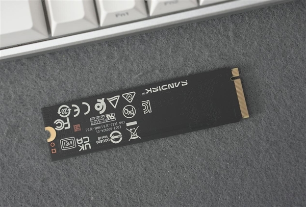 【众测】最强桌面PCIe5 .0 SSD！WD_BLACK SN8100 2TB评测：感受近15GB/s的恐怖速度