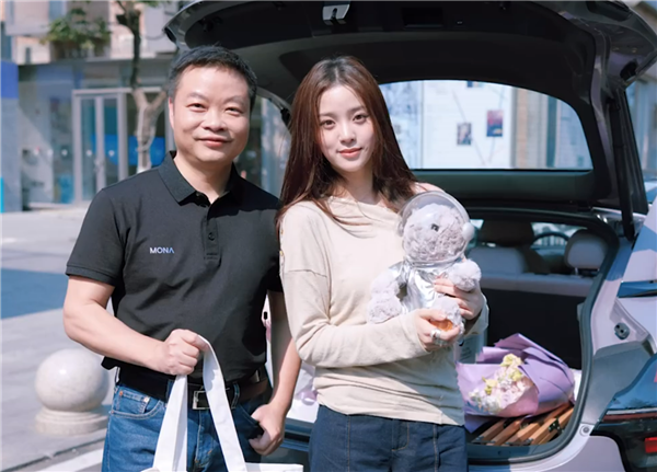 何小鹏回应“副驾是欧阳娜娜和雷军”对比图：实际上和雷总笑了一路