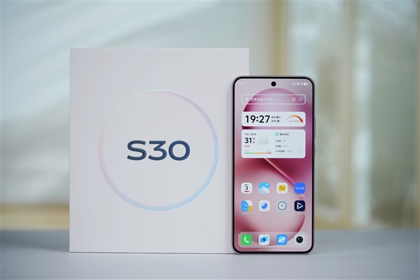 手感绝佳纯直屏！vivo S30桃桃粉图赏