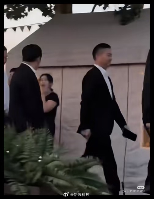 刘强东现身沈阳浑河岸边 西装革履被网友偶遇