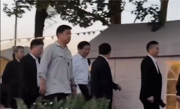 刘强东现身沈阳浑河岸边 西装革履被网友偶遇