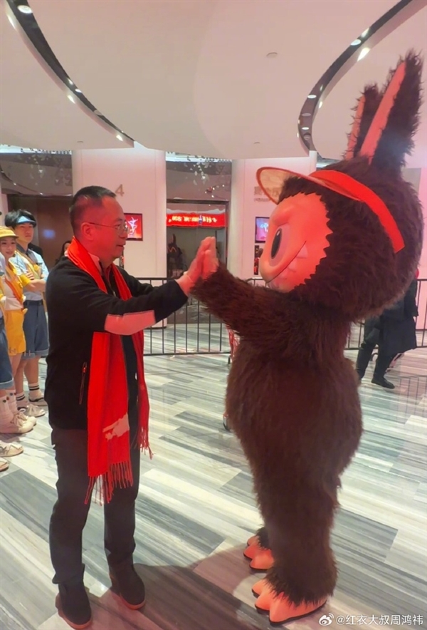 铁腕大佬也有“嫩”的一面！周鸿祎晒与Labubu合影：很可爱 