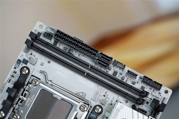 ITX小巧强悍！微星MPG B850I EDGE TI WIFI图赏