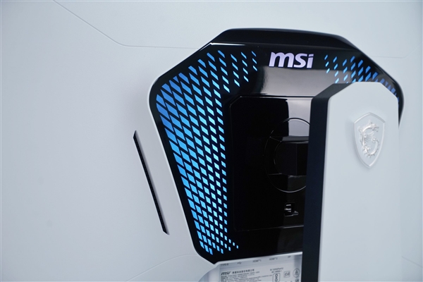 Mini LED屏/320Hz刷新率！微星MPG 274URDFW E16M显示器图赏