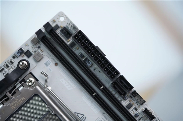 ITX小巧强悍！微星MPG B850I EDGE TI WIFI图赏