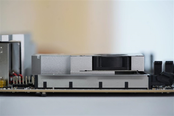 ITX小巧强悍！微星MPG B850I EDGE TI WIFI图赏