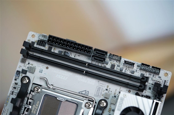 ITX小巧强悍！微星MPG B850I EDGE TI WIFI图赏