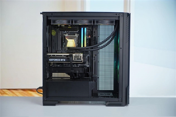 性能与颜值兼具！微星全家桶装机PC图赏