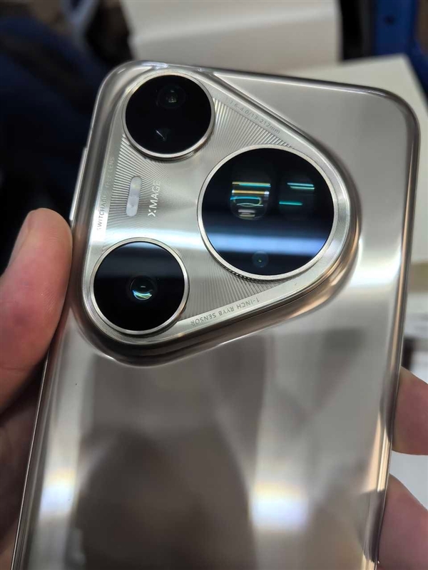 华为Pura 80 Ultra真机上手：首创一镜双长焦 模组巨大史无前例