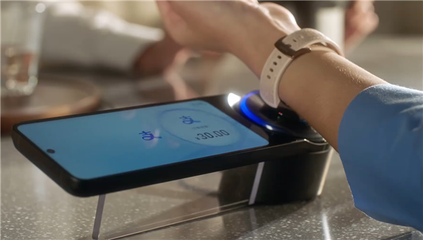 华为全球首创熄屏“碰一下”：支付速度快到飞起