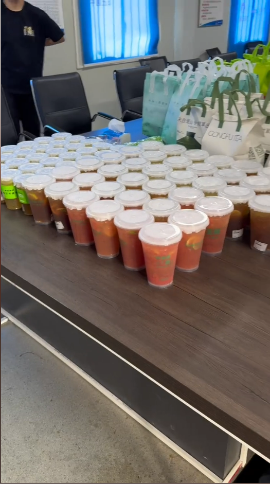 章泽天现身深圳请工友喝冰饮 点了300多杯 工友直竖大拇指点赞