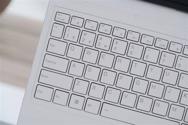 RTX 5080战神！七彩虹隐星G16 Pro笔记本图赏