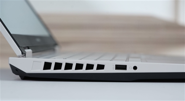 RTX 5080战神！七彩虹隐星G16 Pro笔记本图赏