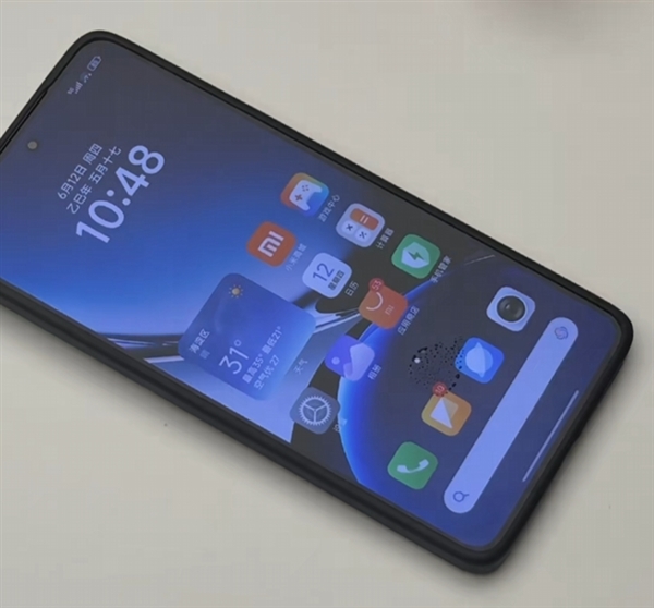 REDMI K80至尊版真机亮相：超声波屏幕指纹 大油手秒解锁