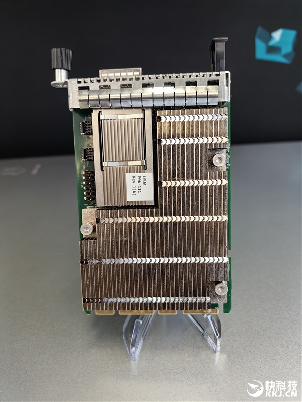 AMD MI350系列AI服务器真机展示：八卡2.3TB内存、每秒16亿亿次算力