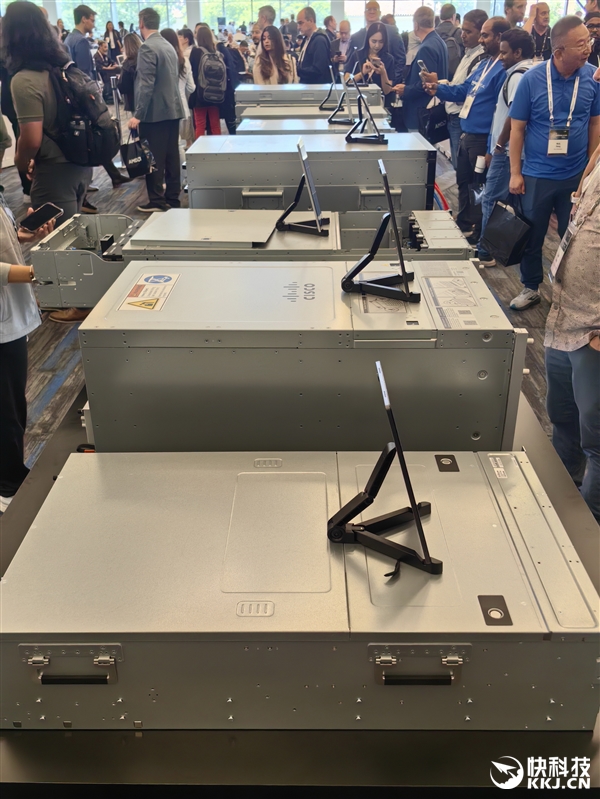 AMD MI350系列AI服务器真机展示：八卡2.3TB内存、每秒16亿亿次算力