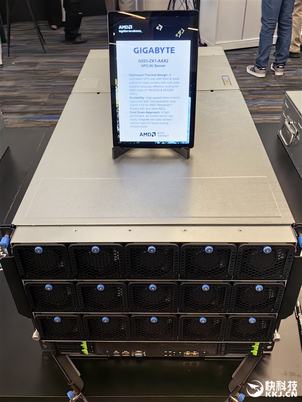 AMD MI350系列AI服务器真机展示：八卡2.3TB内存、每秒16亿亿次算力