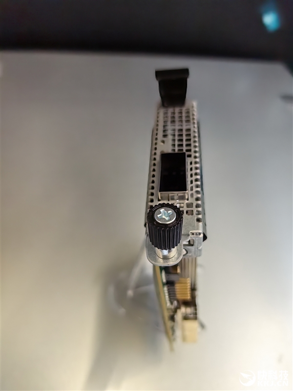 AMD MI350系列AI服务器真机展示：八卡2.3TB内存、每秒16亿亿次算力